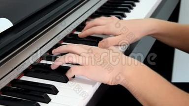 弹钢琴的女孩。 手在弹钢琴..